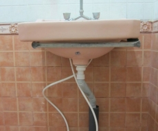 Man beachte den Warm,- und Kaltwasseranschluss.