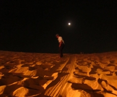 Sandboarden bei Nacht.