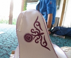 Traditioneller Hut und Micha