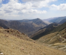 sieht nach einem guten Downhill aus ... was wir noch nicht wussten war dass es am Ende des Tales wieder auf die selbe Höhe hoch ging!