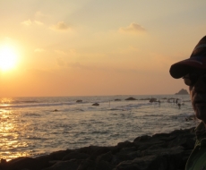 Angler in der Abendbrandung