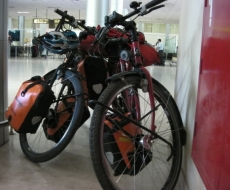 Kurz vor dem Weiterflug ... unverpackte Fahrräder.